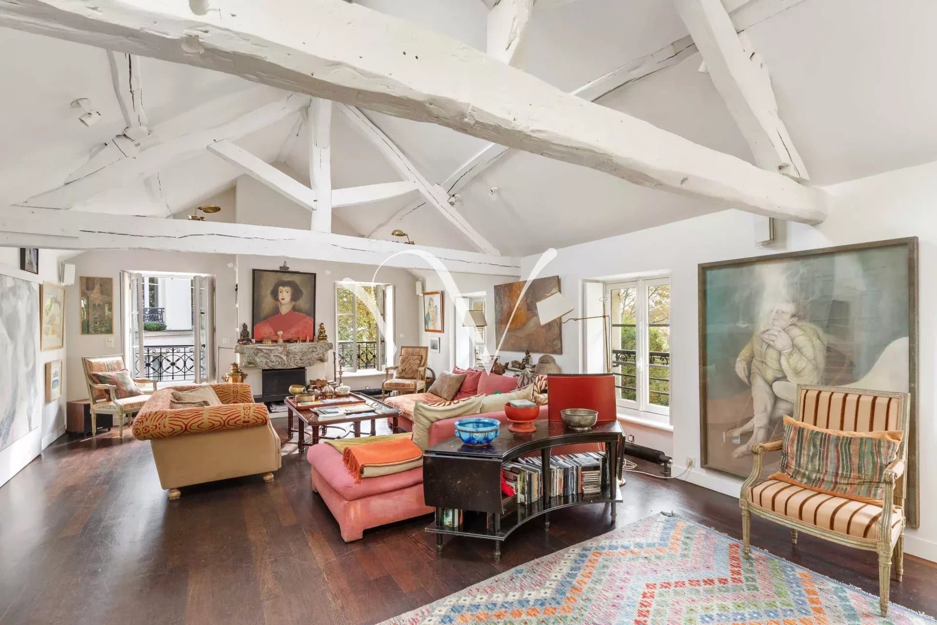 MAISON AU COEUR DU VILLAGE MONTMARTRE – 200 m² – terrasse de 43 m²
