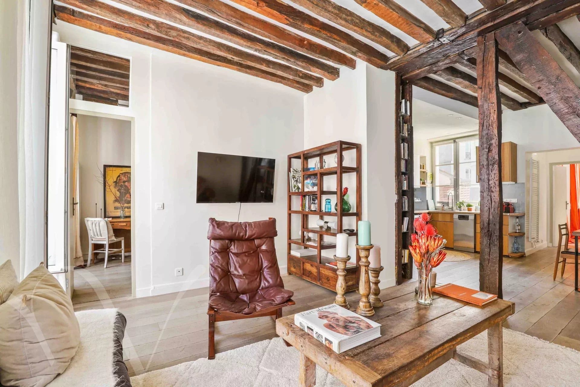 Appartement avec poutres apparentes à vendre dans le Marais, deux chambres, bon état – charme – Paris 75003