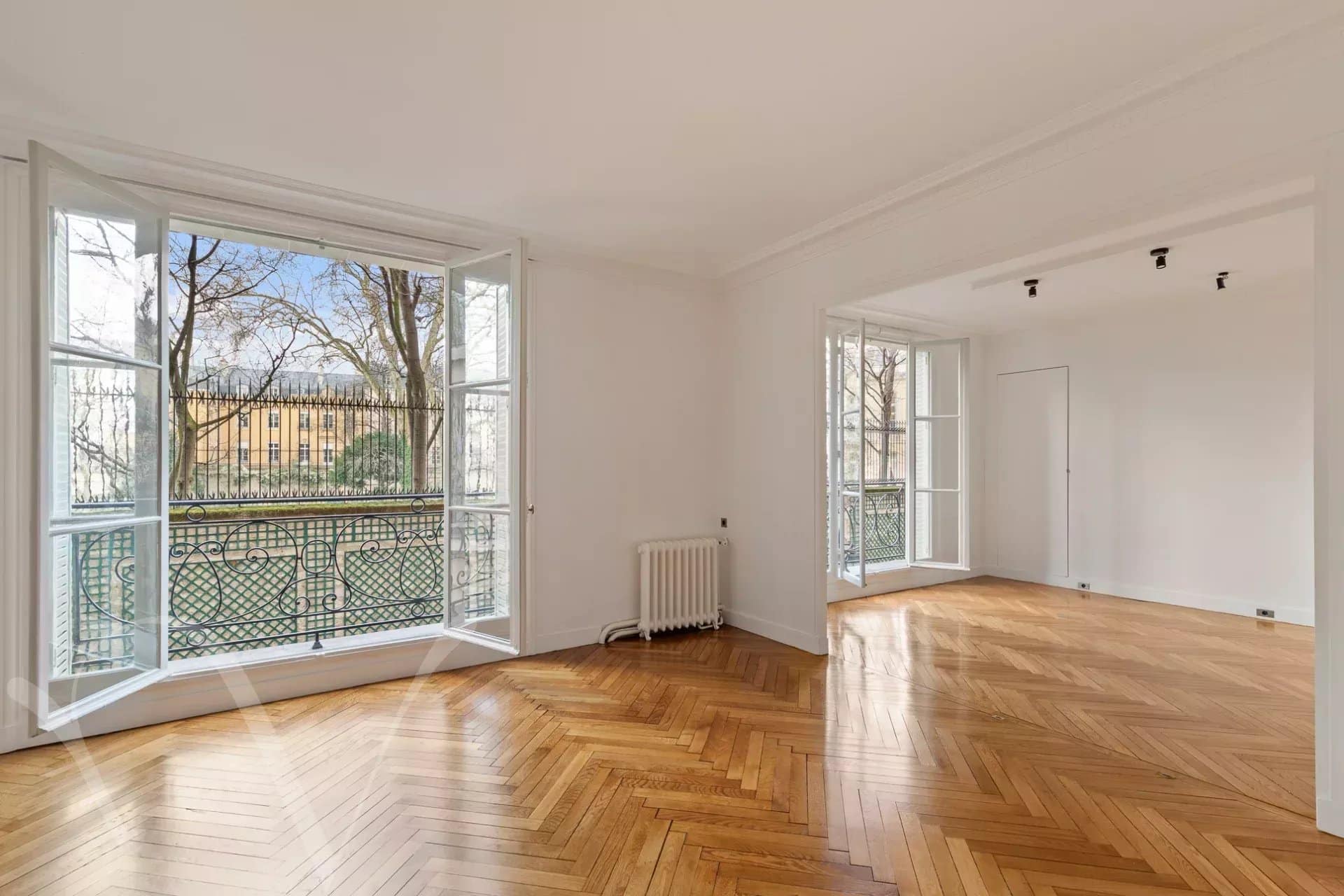 A louer Paris 75007 Appartement vide rue de Varenne  3 chambres