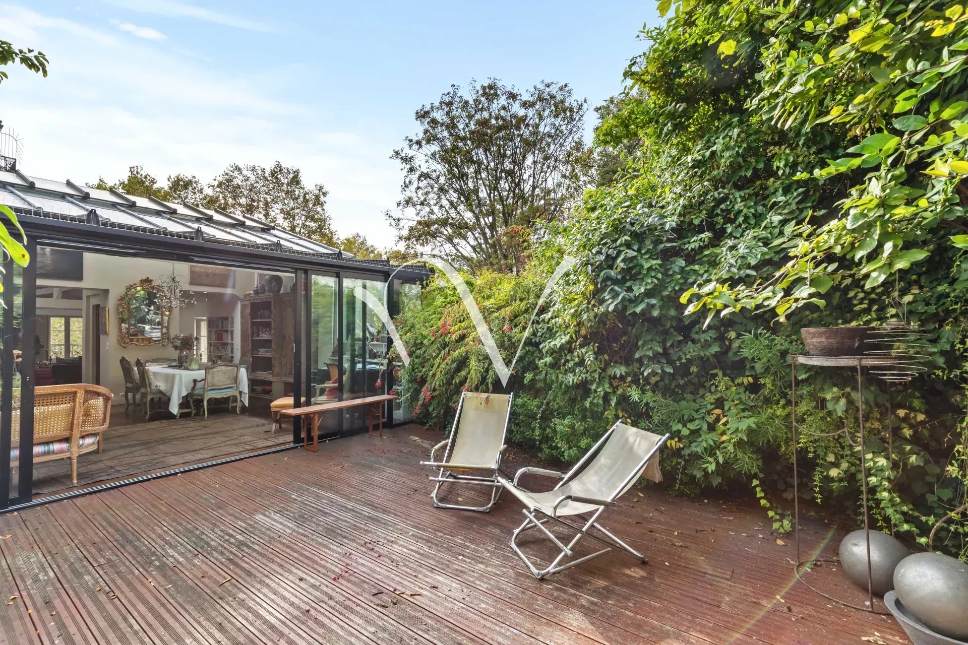 MAISON AU COEUR DU VILLAGE MONTMARTRE – 200 m² – terrasse de 43 m²