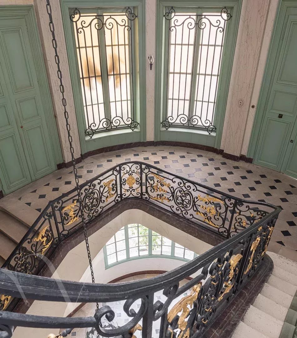 Au coeur de la rue du Bac, dans un sublime immeuble, un appartement luxueusement rénové