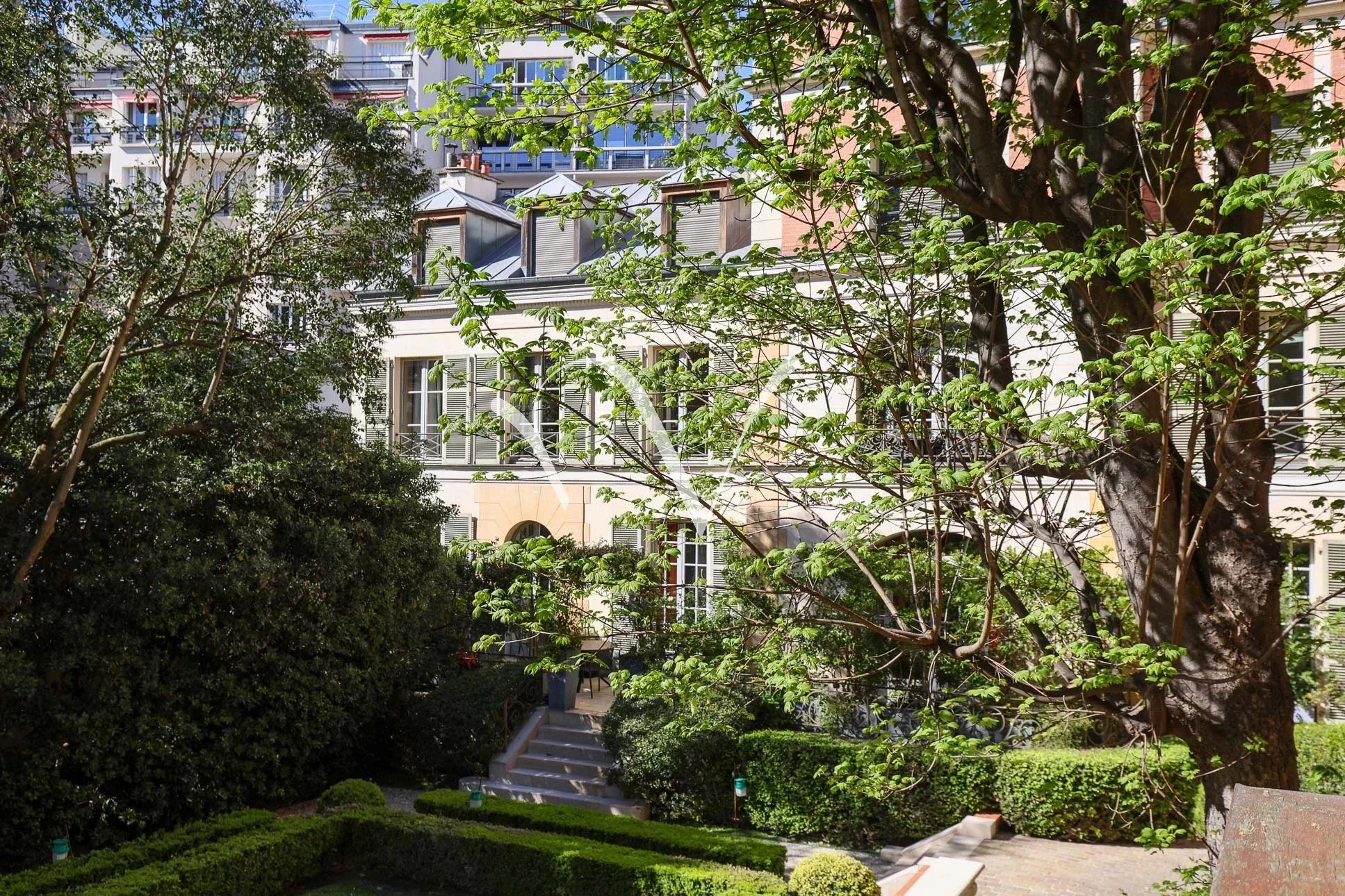 Notre Dame des Champs, Paris 6e. Duplex avec large balcon sur jardin.