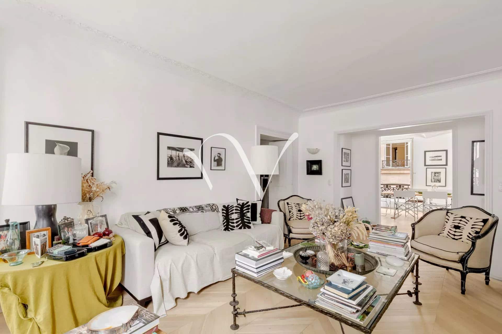 A vendre rue de Verneuil / rue de Beaune, appartement en parfait état.