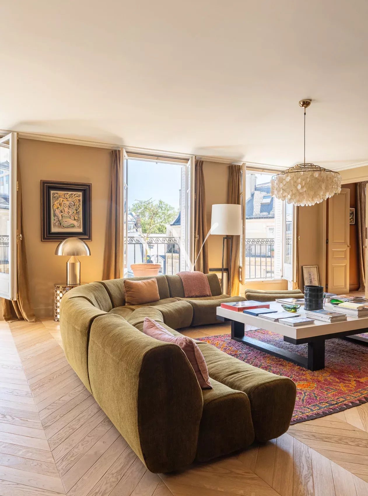 Musée Rodin, Paris 7e. Appartement en parfait état, vue dégagée, balcon. Immeuble Haussmannien