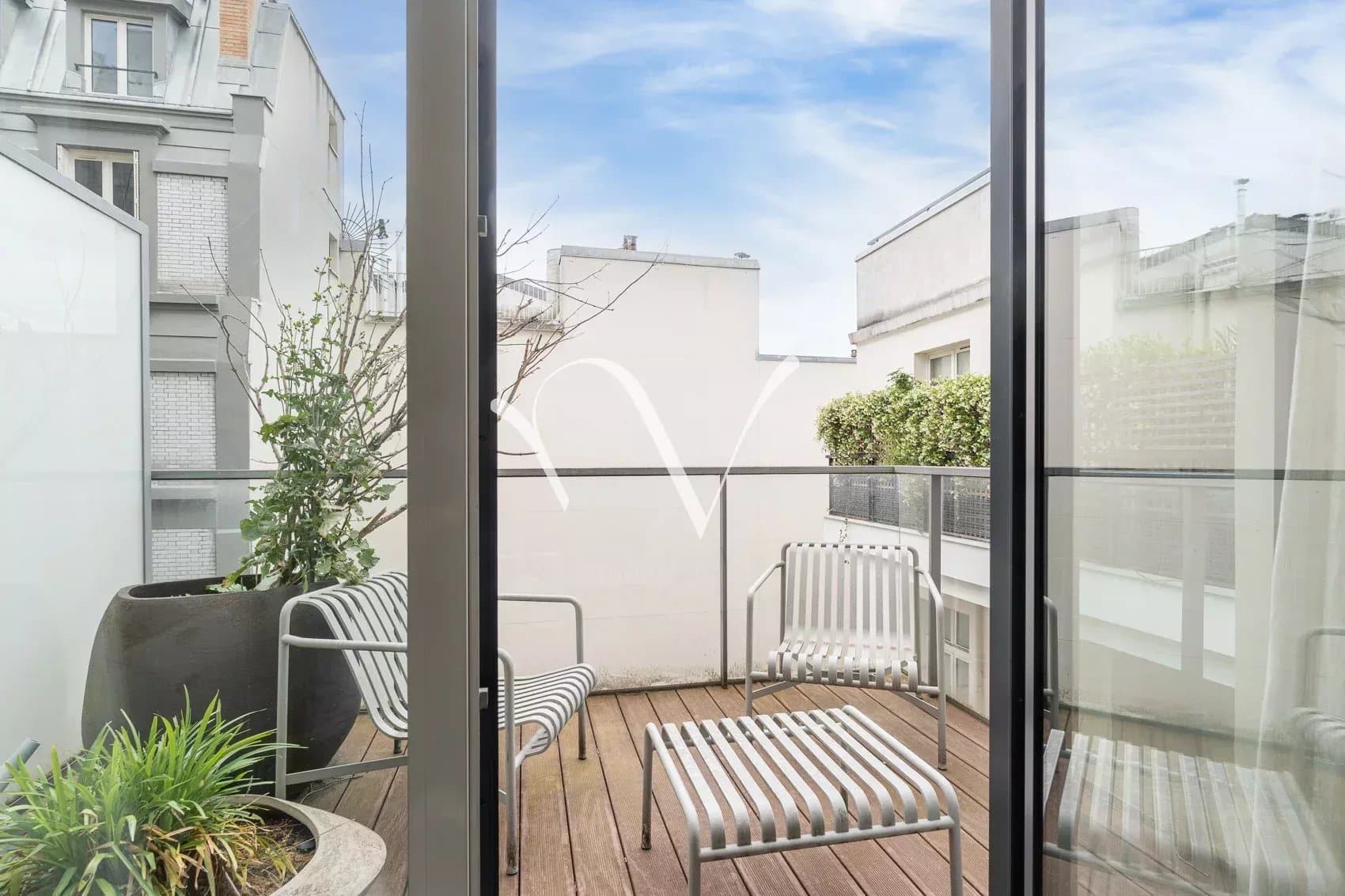 A vendre appartement – rue Cler – 75007 – 1 chambre – terrasse – ouest – parfait état – 52 m²